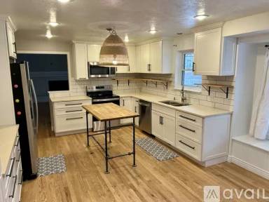 Main picture of 3004 E Phillips Dr