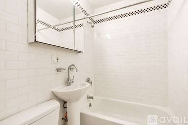 Main picture of 426 W 49th St
