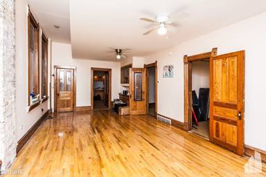 Main picture of 2057 W Roscoe St