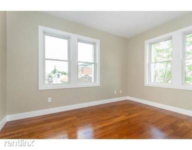 Main picture of 906 E 2nd St