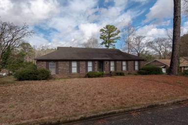Main picture of 218 Redwood Ct