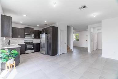 Main picture of 1074 SE 23rd Ave