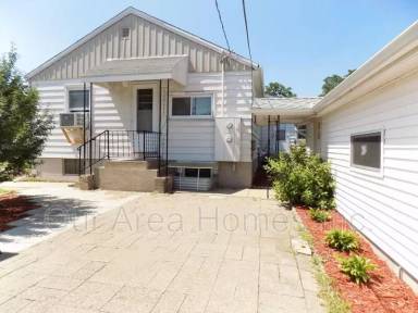 Main picture of 225 E 3rd St