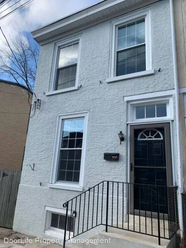 Main picture of 209 W Lafayette St