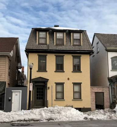 Main picture of 326 W Broad St