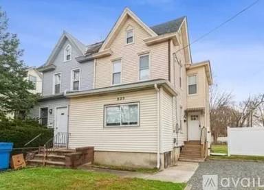 Main picture of 825 Broadway