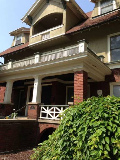 Main picture of 454 Wealthy St SE