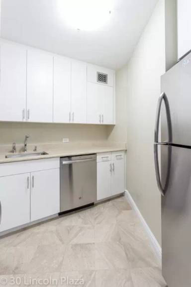 Main picture of 31 W 63rd St