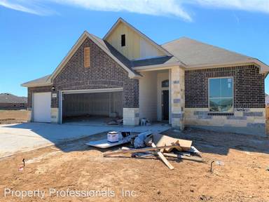 Main picture of 1327 Gruene Glen St