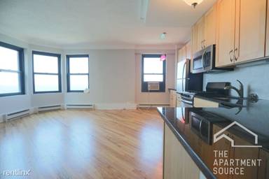 Main picture of 1403 W Lake St