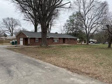Main picture of 825 Reynolds Rd