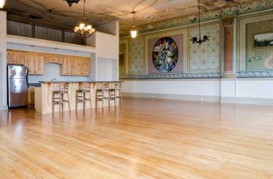 Main picture of 151 S Market St