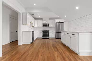 Main picture of 99 Lynde St