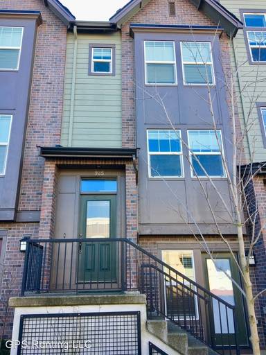 Main picture of 925 NE Ellis Dr