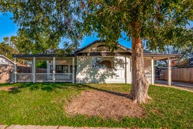Main picture of 323 Lakeview Dr