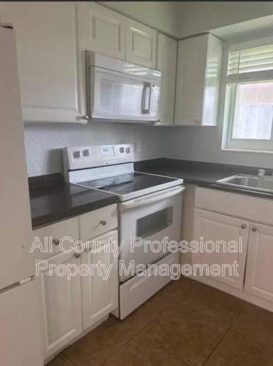 Main picture of 332 SW 2nd Pl