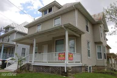 Main picture of 903 E Burlington St