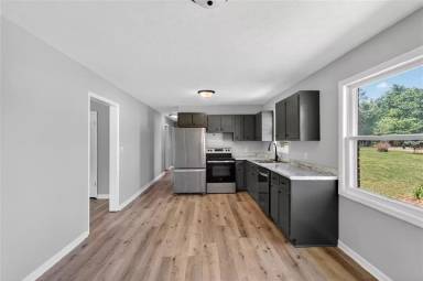 Main picture of 960 Plum Springs Rd
