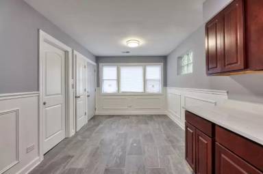 Main picture of 7835 S Essex Ave