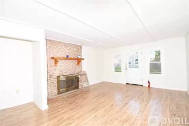 Main picture of 121 Main St