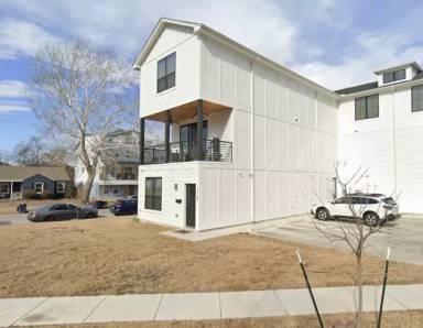 Main picture of 2340 Benbrook Blvd