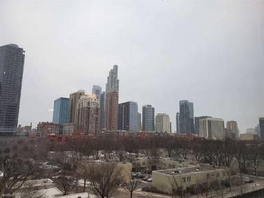 Main picture of 417 W Roscoe St