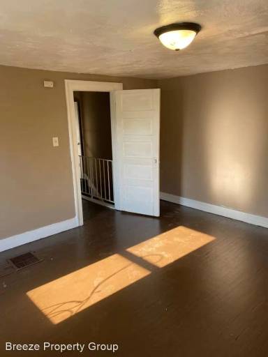 Main picture of 606 S Scott St