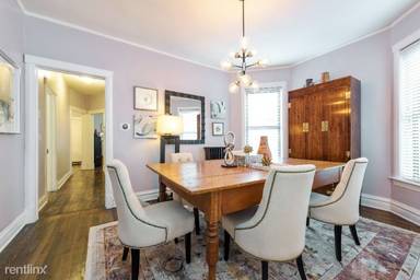 Main picture of 1510 W Montrose Ave