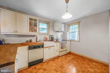 Main picture of 210 Kane Ave