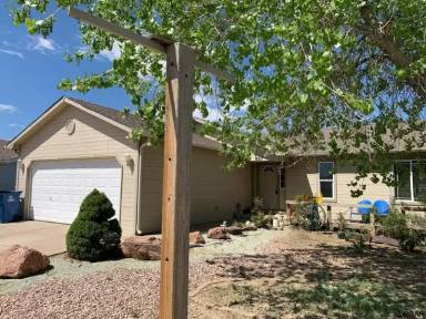 Main picture of 827 Dahlia Pl