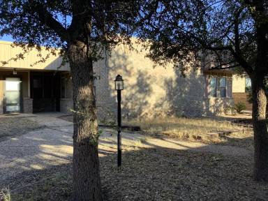 Main picture of 950 W 31st St