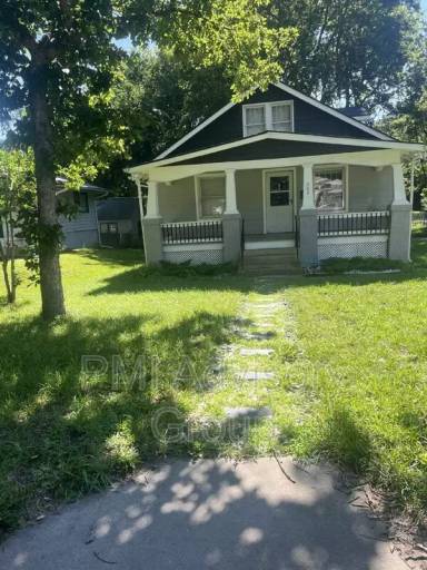 Main picture of 202 NW Story St