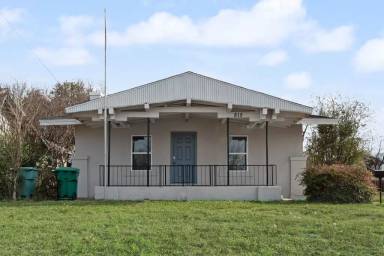 Main picture of 815 N Travis St