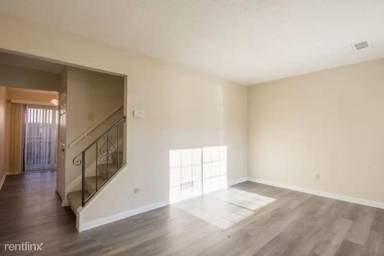 Main picture of 207 Pepper Tree Ln