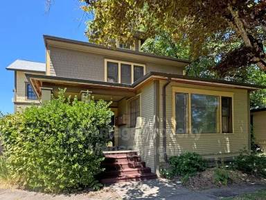 Main picture of 728 SW 3rd St