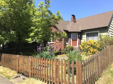 Main picture of 925 NE Killingsworth St