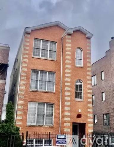 Main picture of 1461 W Walton St