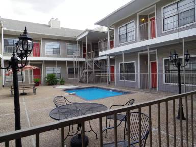 Main picture of 915 W 23rd St