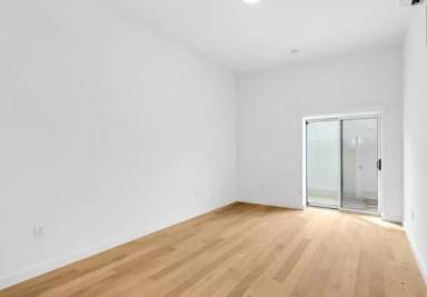 Main picture of 22 E 2nd St