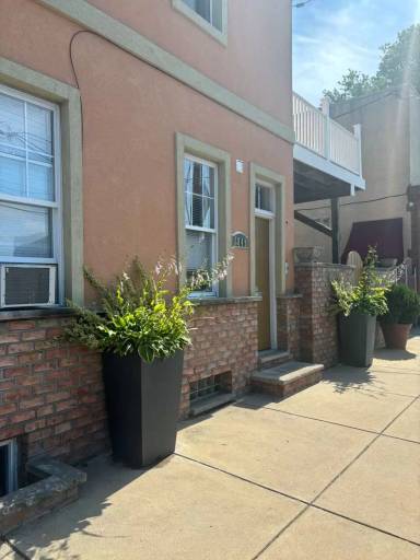 Main picture of 2849 S Warnock St