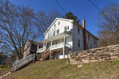 Main picture of 471 W 4th St