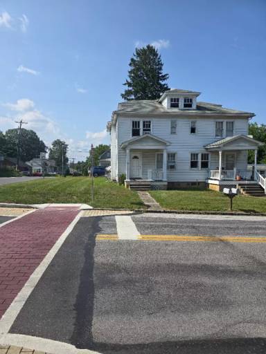 Main picture of 121 W 1st St