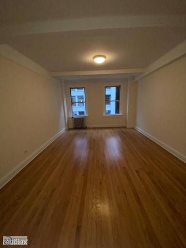 Main picture of 25 E 10th St
