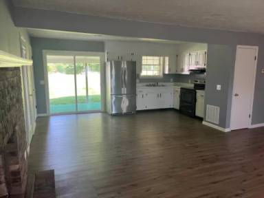 Main picture of 400 E 80 Dr