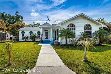 Main picture of 2926 Clinton St S