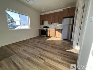 Main picture of 909 Poplar St