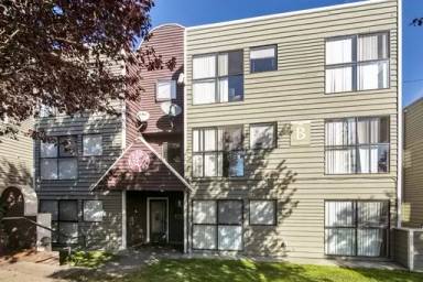 Main picture of 910 N 104th St