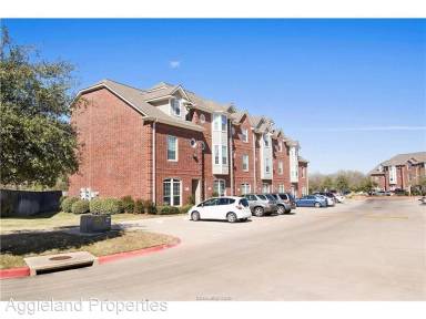 Main picture of River Oaks Townhomes
