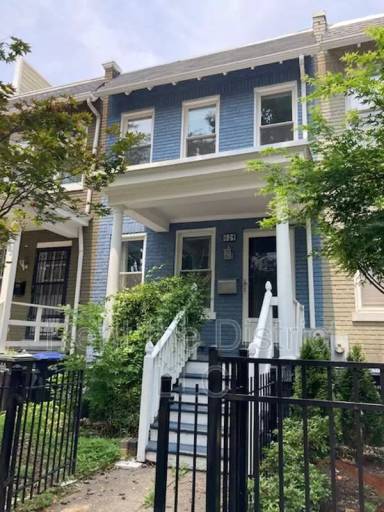 Main picture of 624 Orleans Pl NE