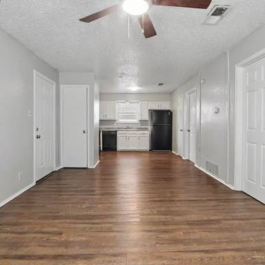 Main picture of 2511 W Prairie St